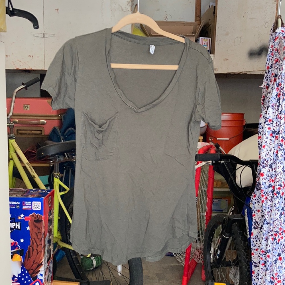 ❤️‍🔥 $5 ❤️‍🔥 or 3 /$12 ❤️‍🔥 Olive Green Z Supply Pocket Tee - XS